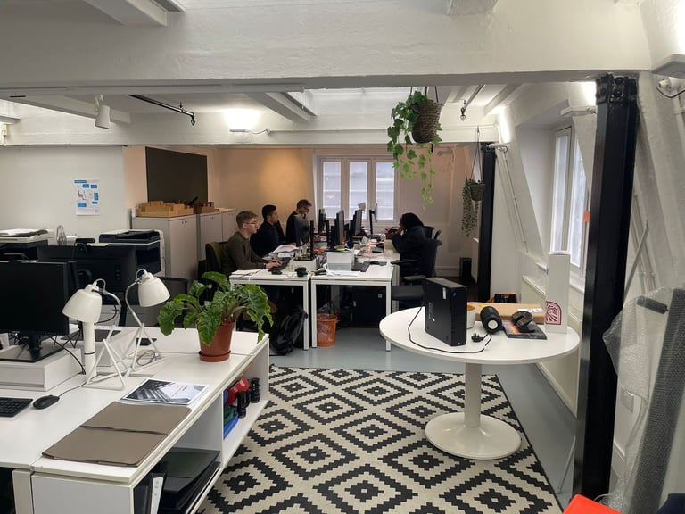 Collaborative private office with natural light, perfect for workshops and team meetings.