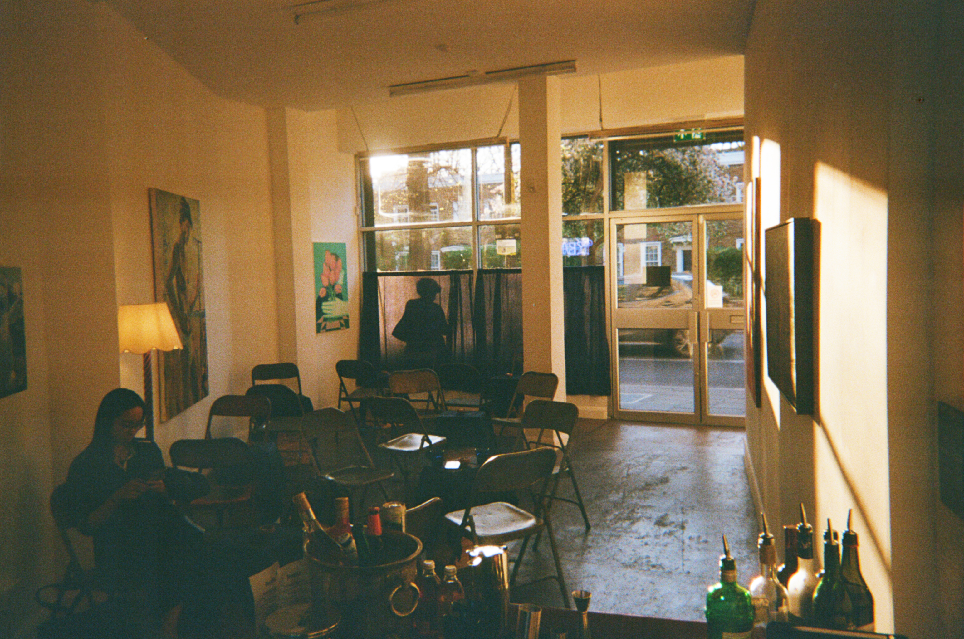 Modern art gallery and bar, ideal for intimate gatherings and exhibits.