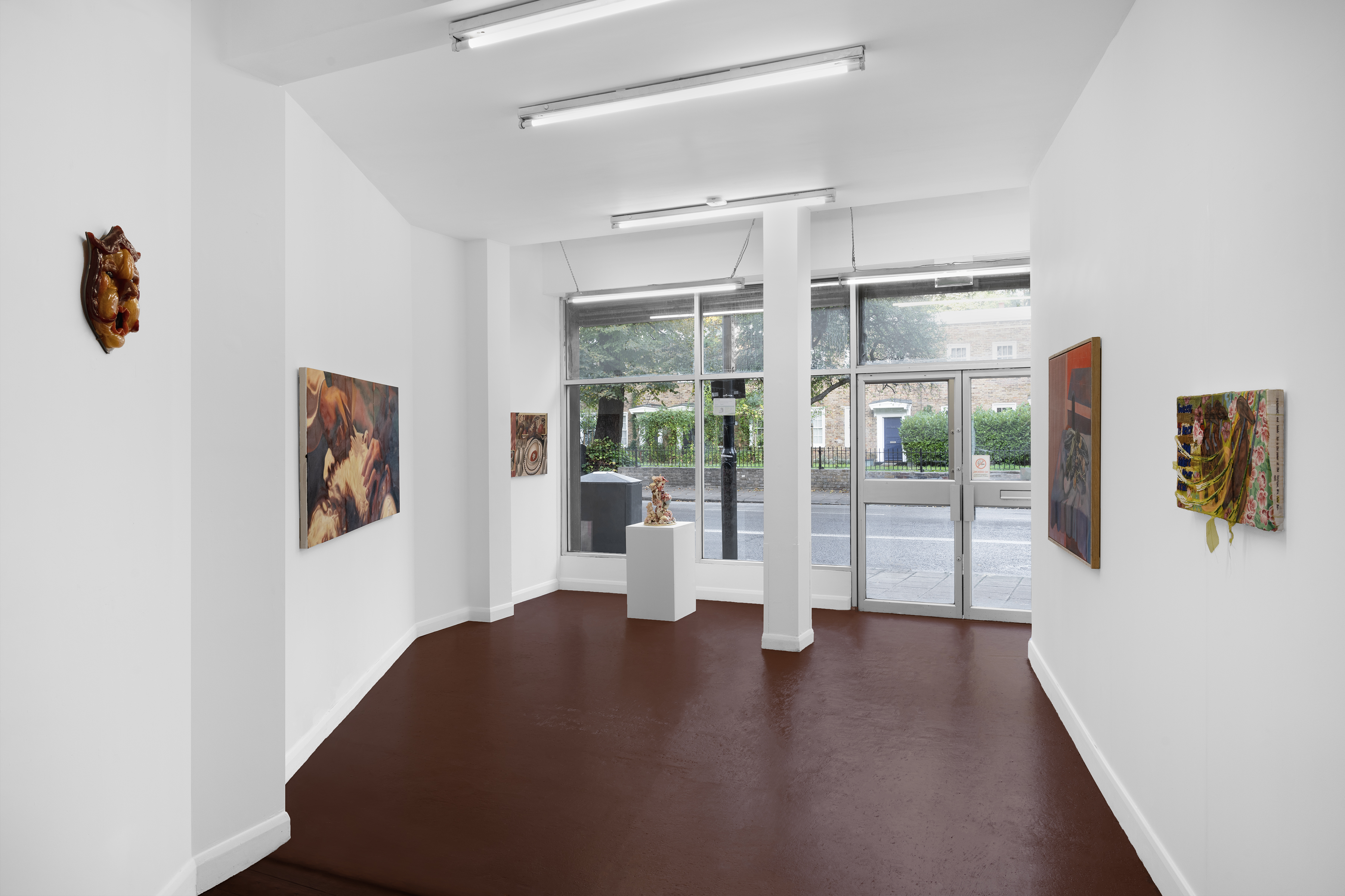 Contemporary art gallery with natural light, ideal for events and gatherings
