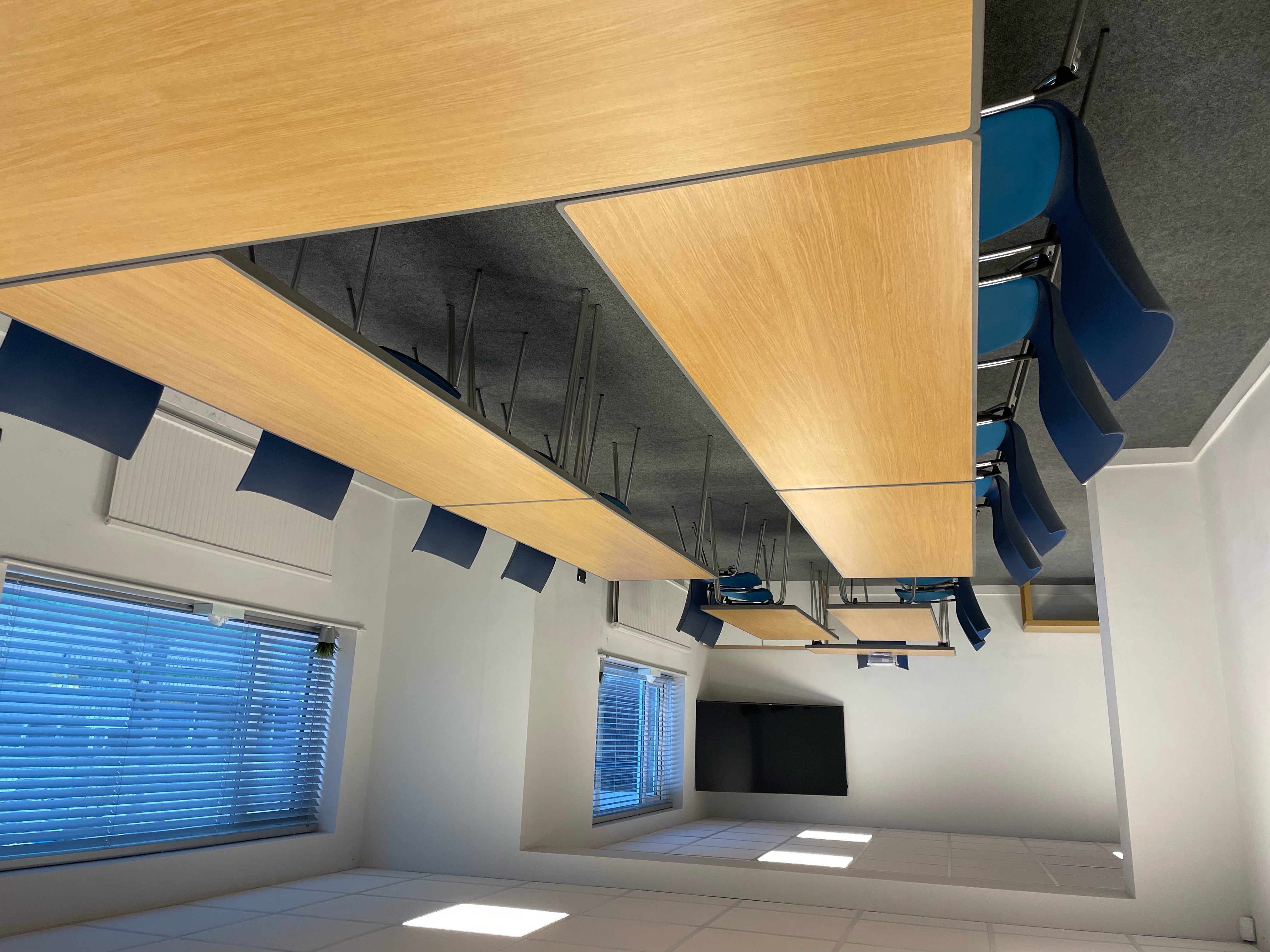 Versatile U-shape meeting room with natural light for corporate workshops and team meetings.