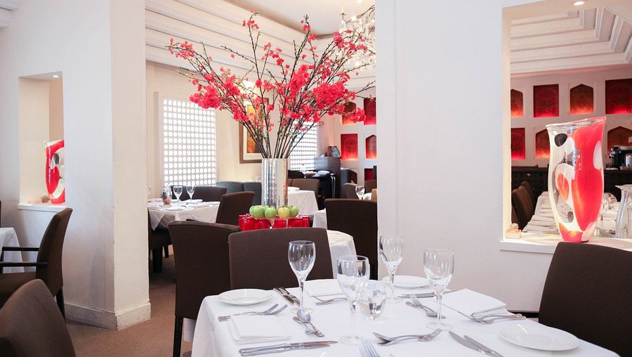 Salloos Bar Reception: elegant dining space for corporate meetings and special events.