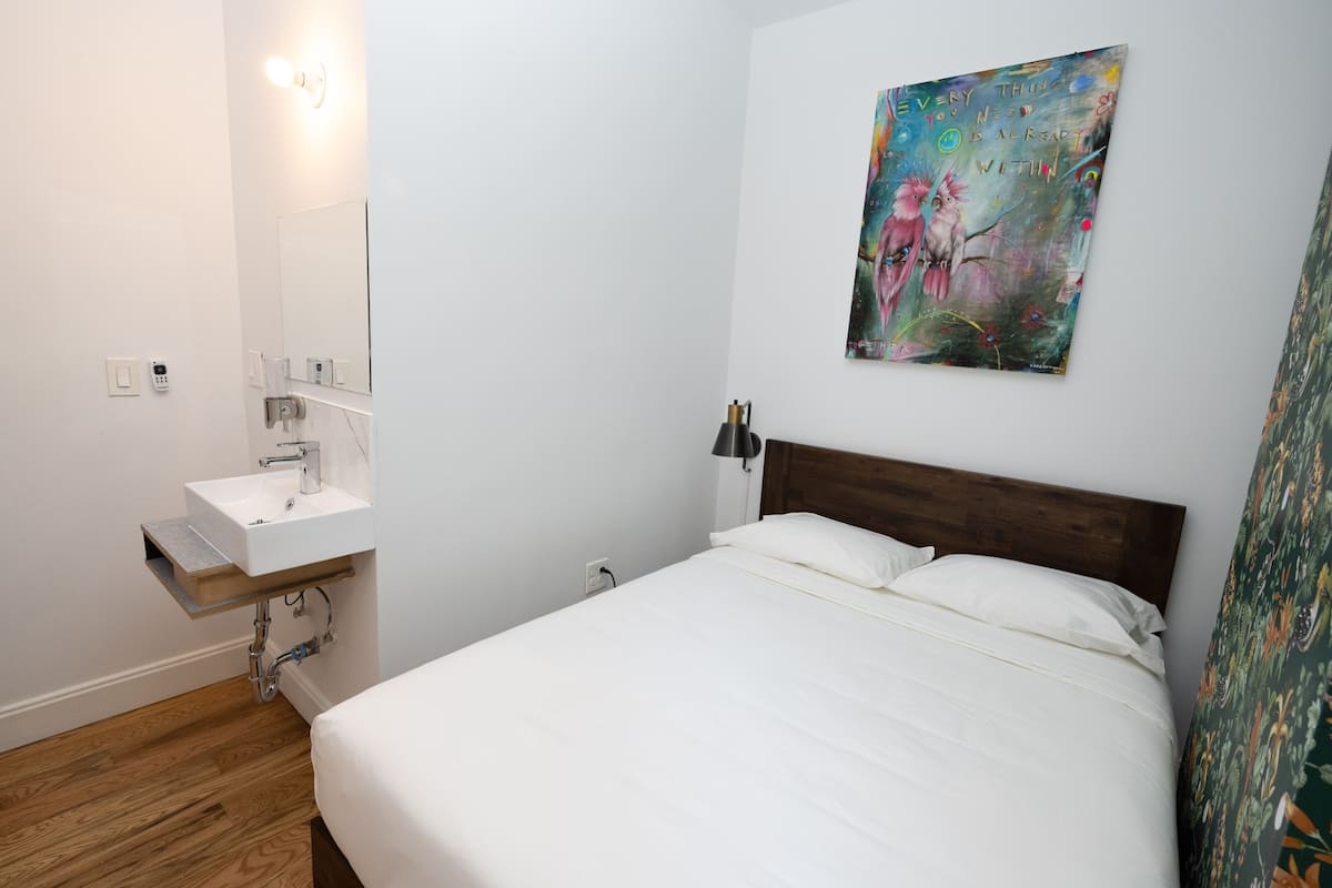 Cozy Hotel in The Flat NYC with minimalist design, ideal for retreats and workshops.