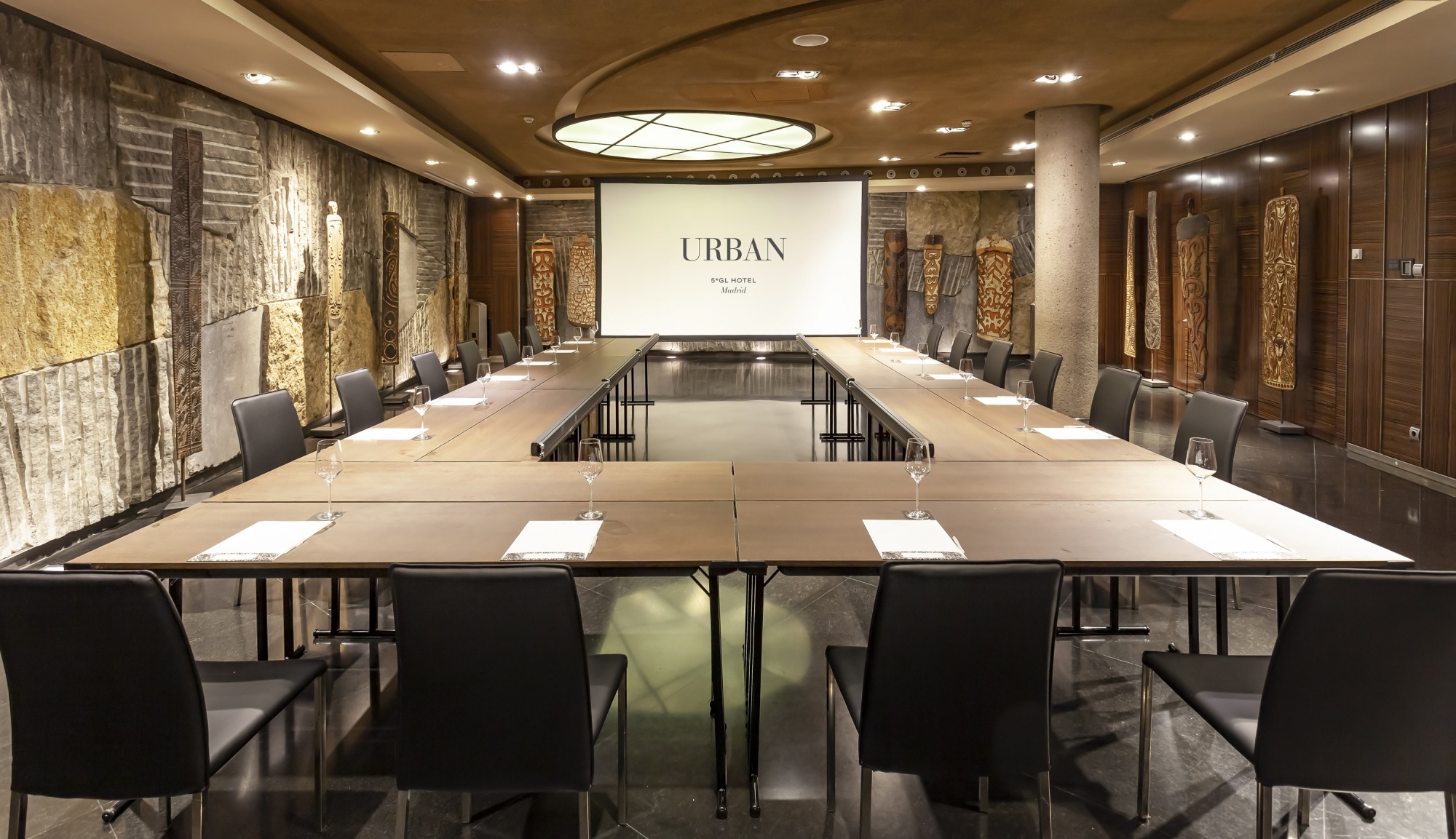 Modern meeting room with rectangular table for corporate gatherings at Hotel Urban.