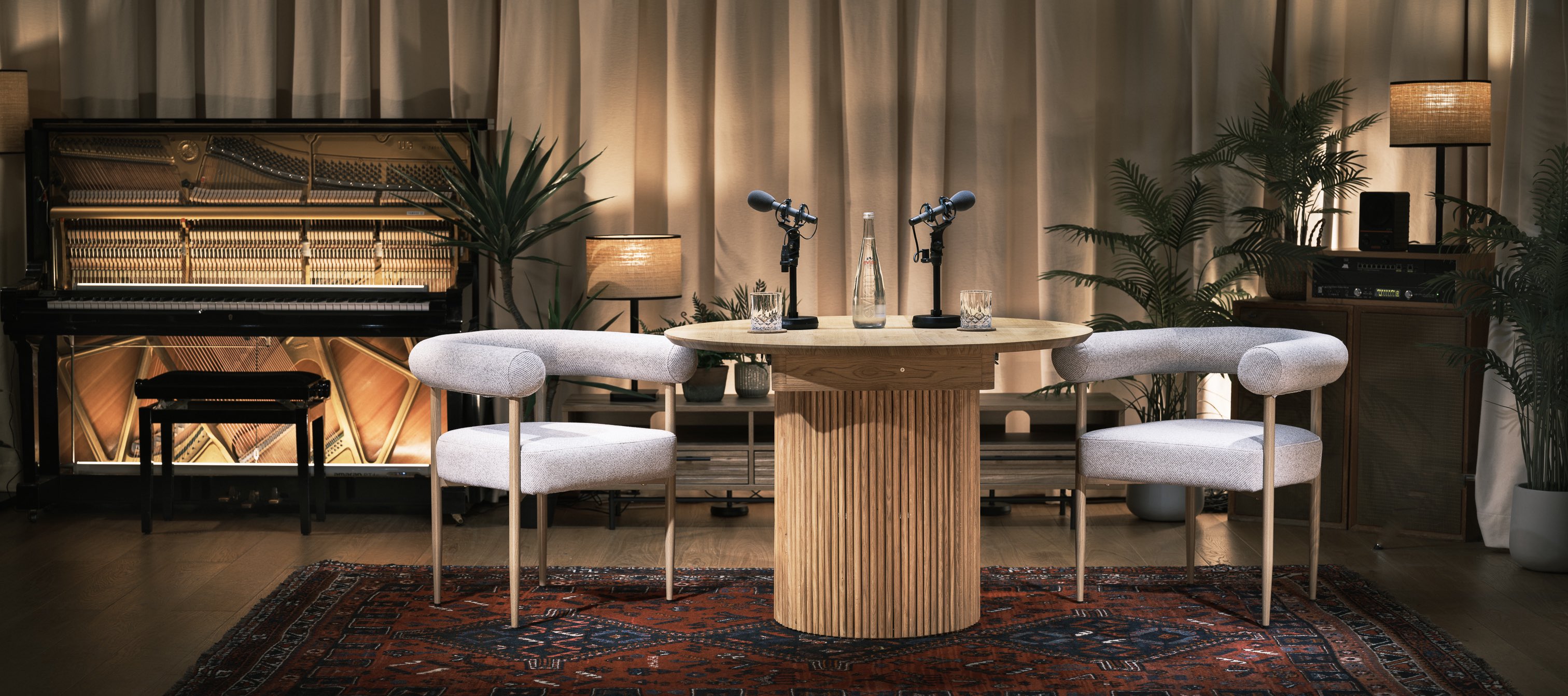 Jefferson Live Room with circular table, ideal for interviews and panel discussions.