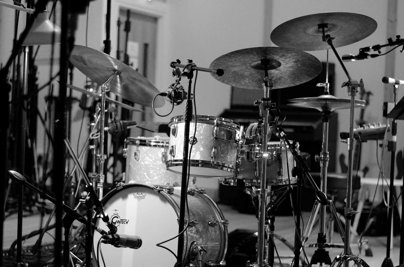 Drum kit in 80 Hertz Recording Studios, ideal for music events and live performances.