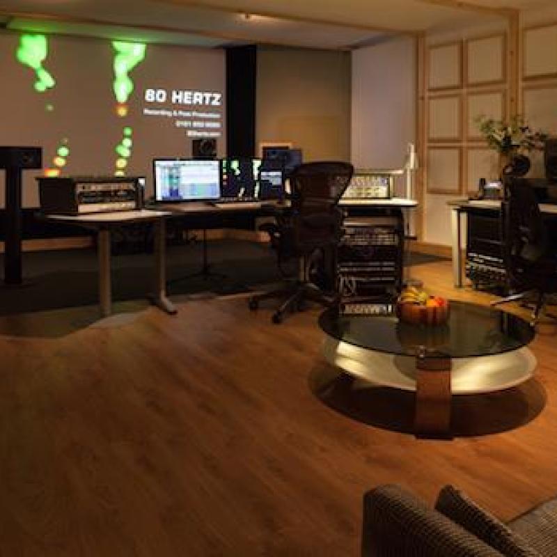 Modern audio-visual studio with sleek design, ideal for meetings and events at 80 Hertz.