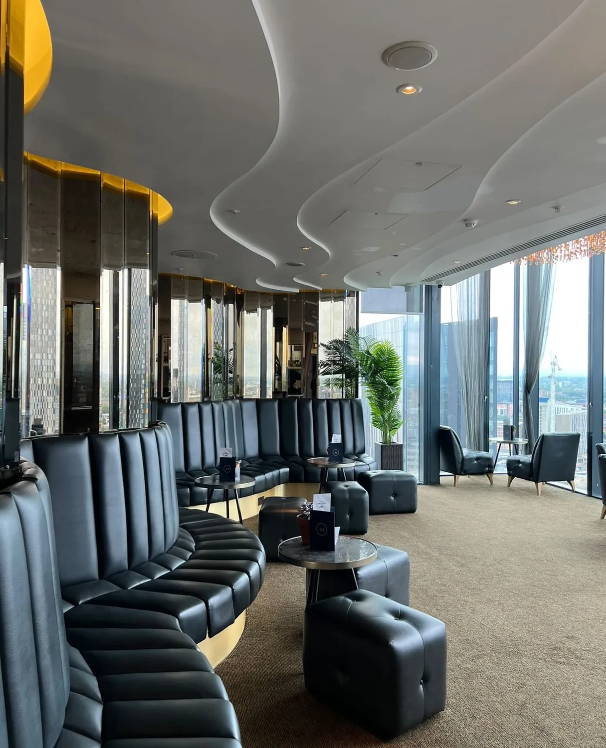 Zeus Lounge in Cloud23: elegant meeting space with plush seating for executive events.