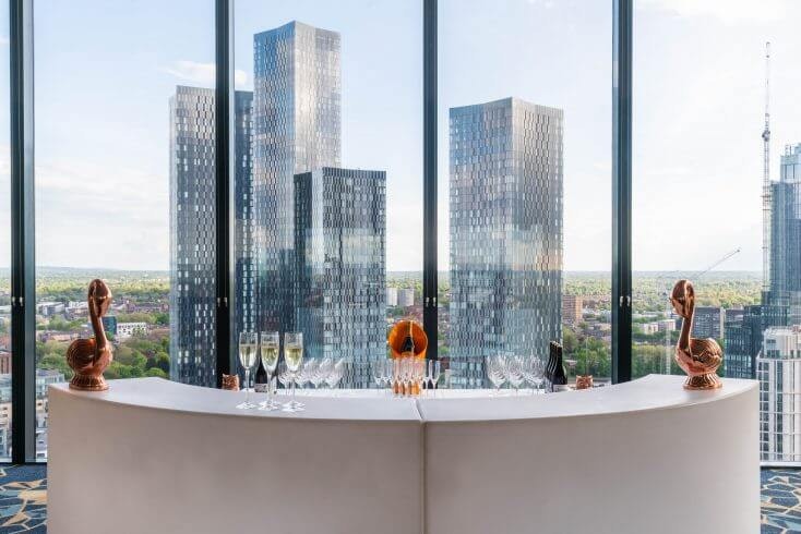 Iris Lounge | Business | Cloud 23 | All ...