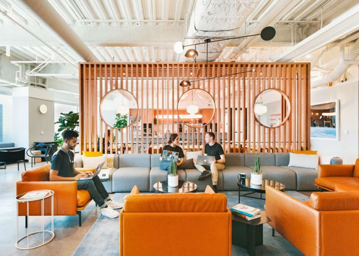 Modern meeting space with natural light for creative workshops and networking events.