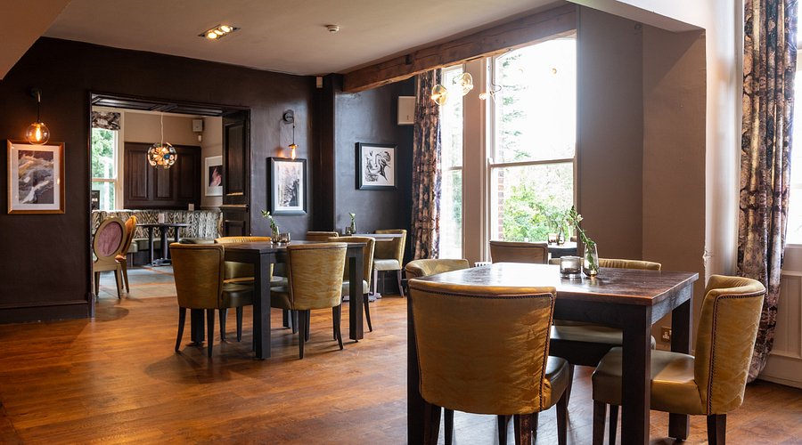 Stylish restaurant venue with warm lighting, perfect for intimate gatherings and meetings.