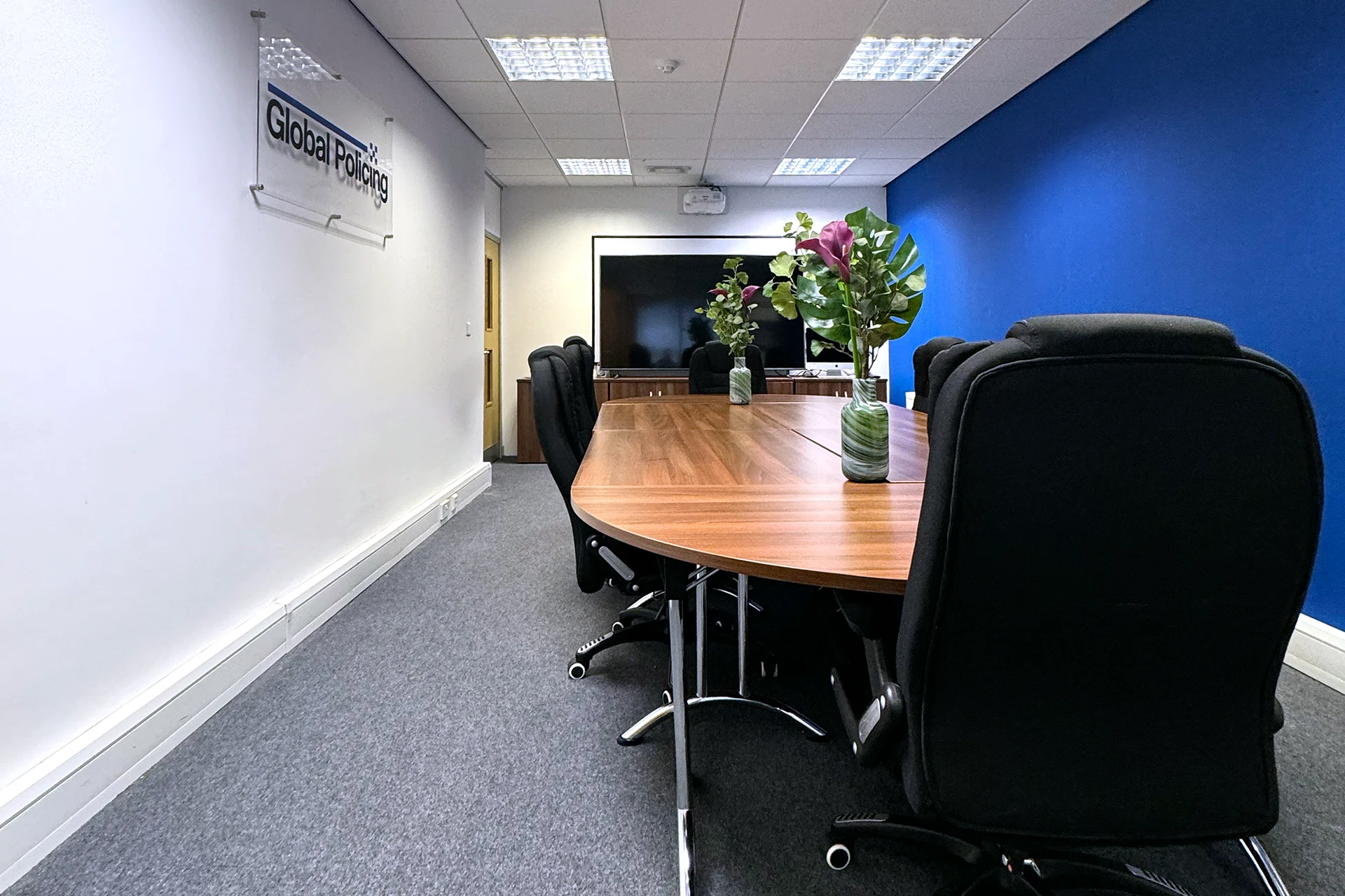 Modern conference room with round table, ideal for meetings and brainstorming.