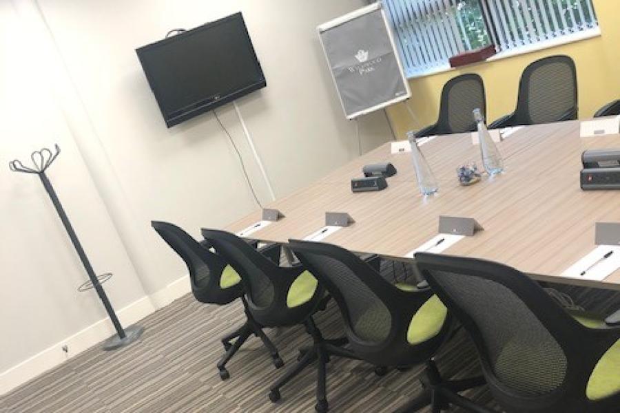Modern meeting room at Bridge School, featuring ergonomic chairs for collaborative training sessions.