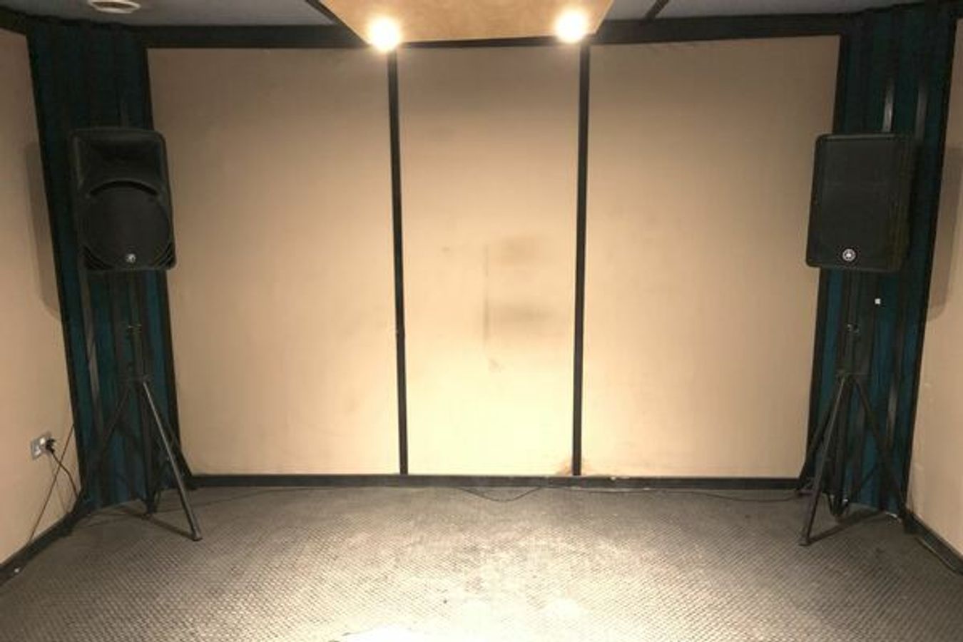 Rehearsal space with basic sound setup for customizable events at Vibratone Sound Studio.
