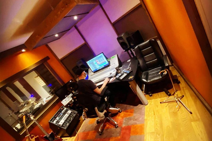 Modern Rehearsal Space at Vibratone Sound Studio, perfect for audio workshops and meetings.