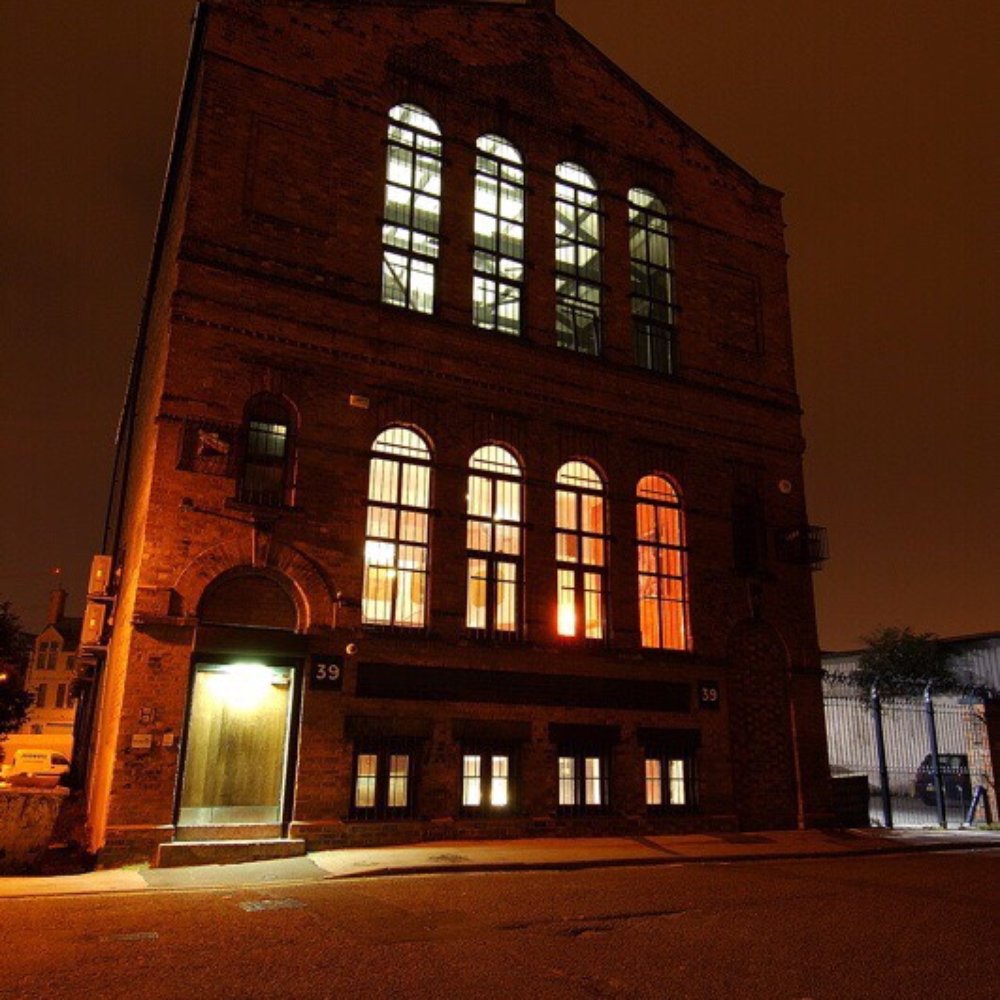 Rehearsal space at Vibratone Sound Studio with brick walls, perfect for corporate events and receptions.