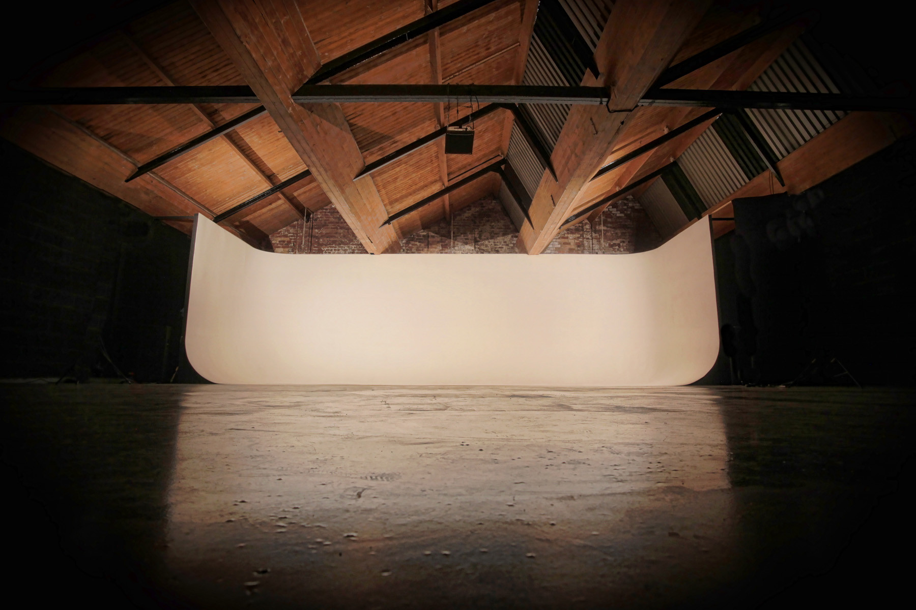 Versatile Green Room with high ceilings for product launches and workshops.