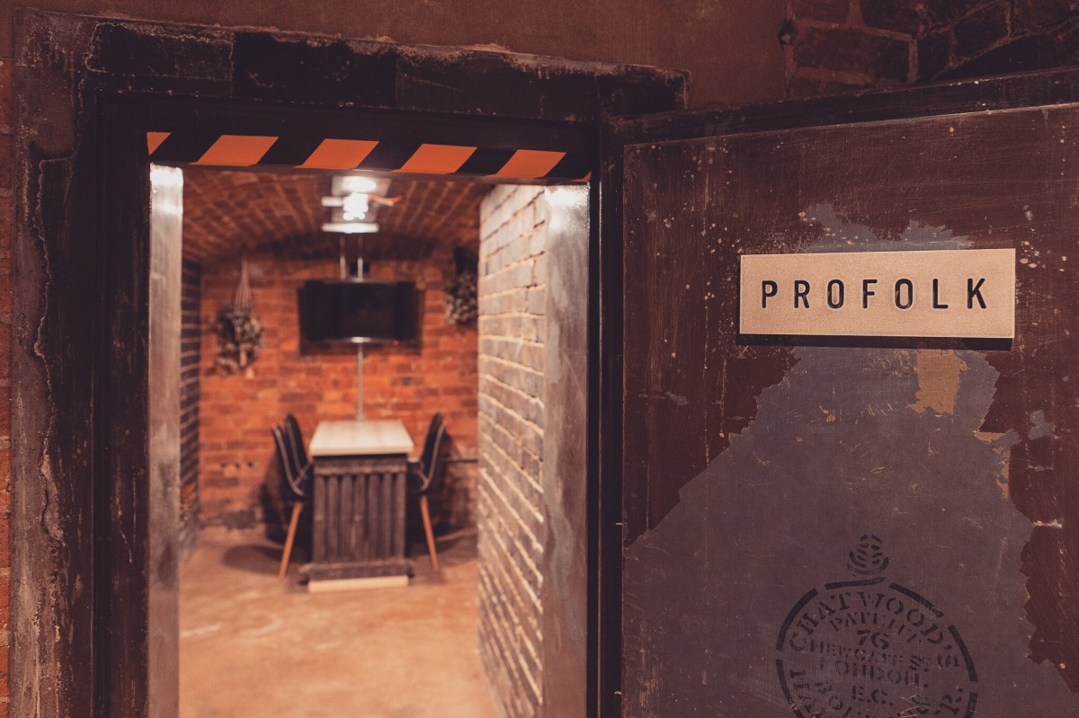 Industrial meeting space in Profolk with exposed brick, ideal for presentations and collaborations.