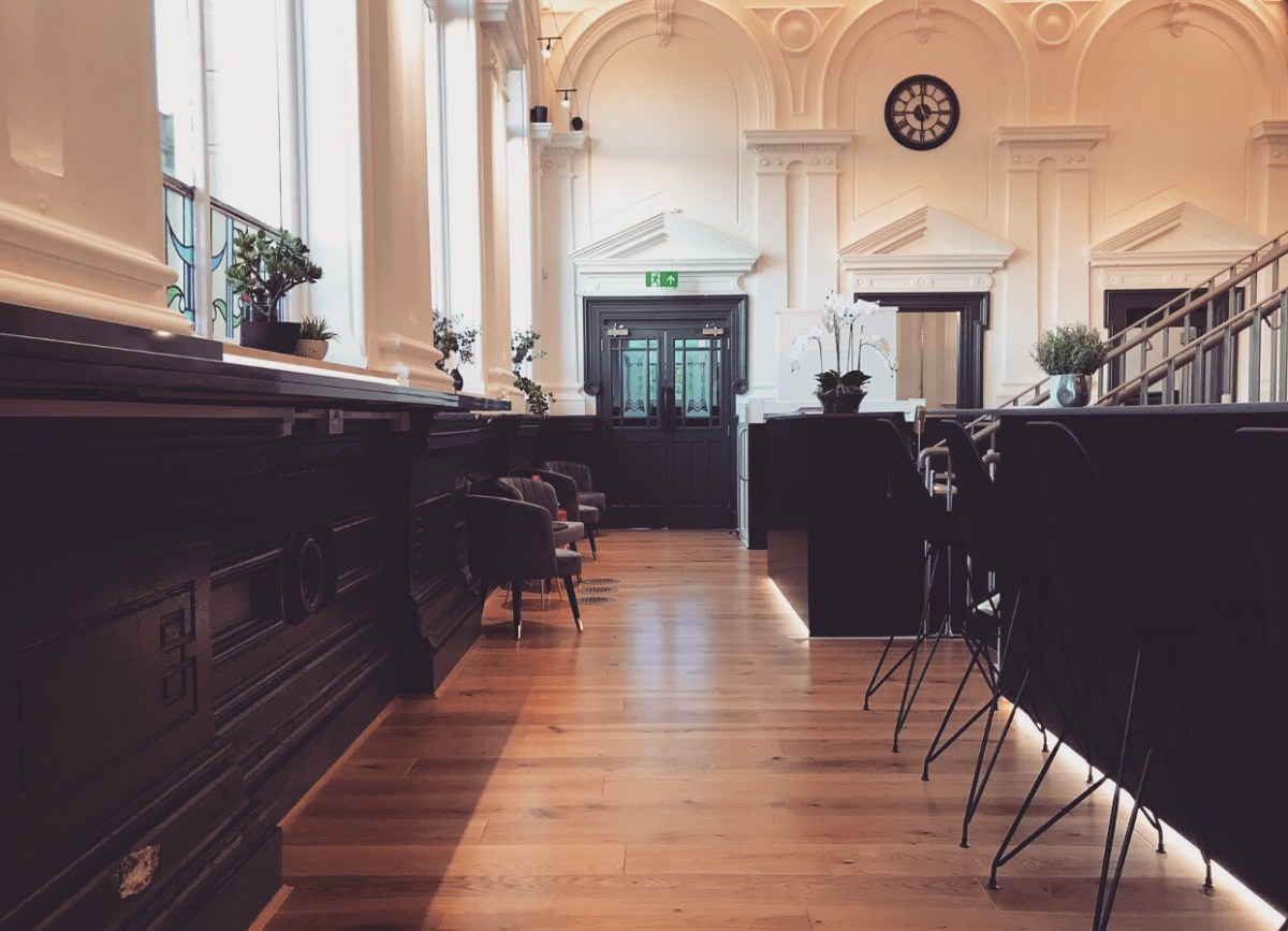 Modern meeting room with elegant design, ideal for networking events and collaboration.