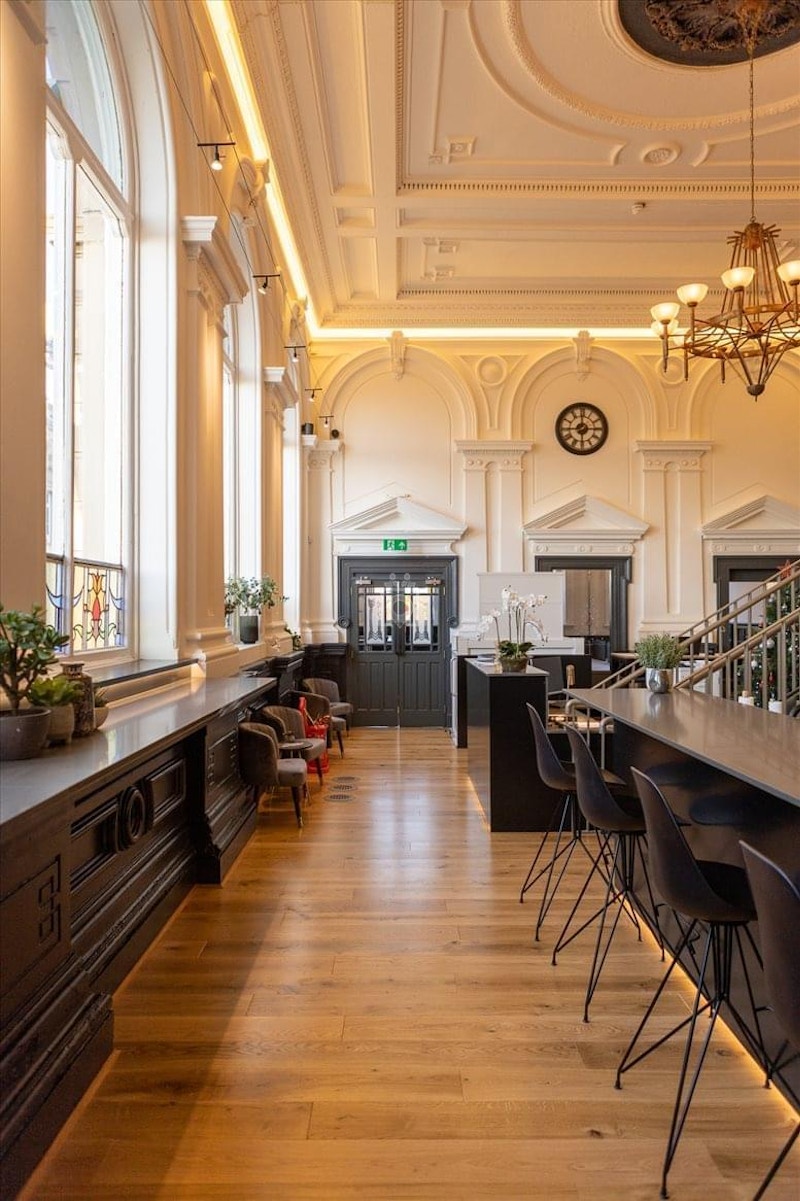 Sophisticated meeting room with high ceilings, ideal for networking events and gatherings.