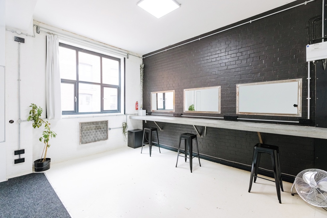 Modern meeting space in Spectrum Studios, ideal for networking and breakout sessions.