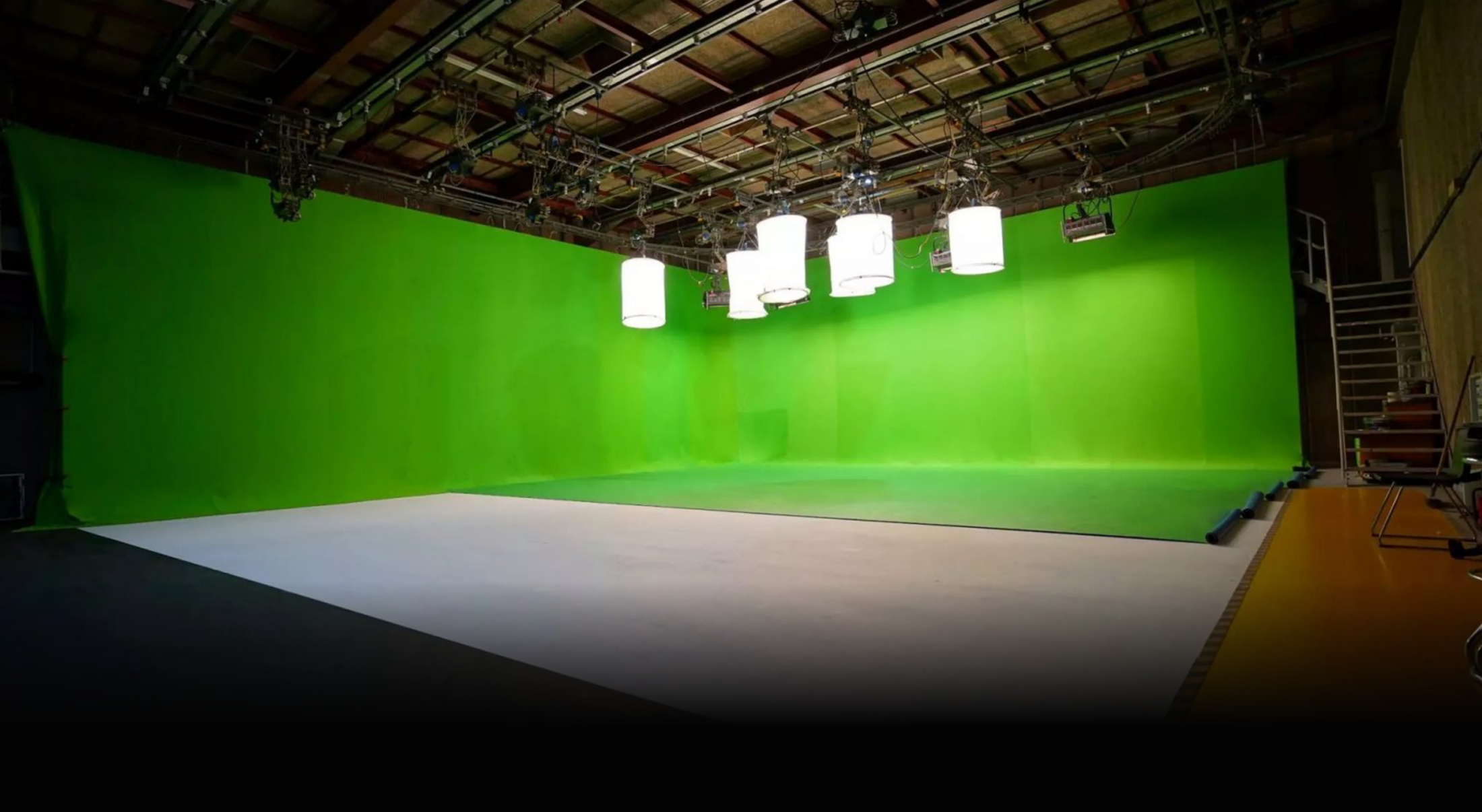 Green screen studio in VECTAR Project for virtual events and content creation.