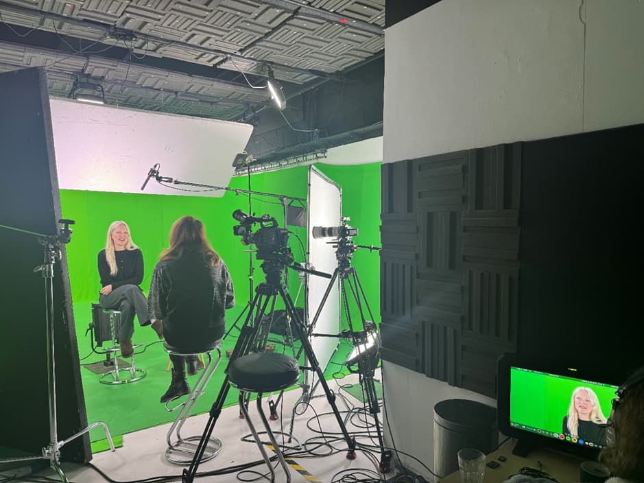 Professional video setup with green screen for webinars and virtual events.