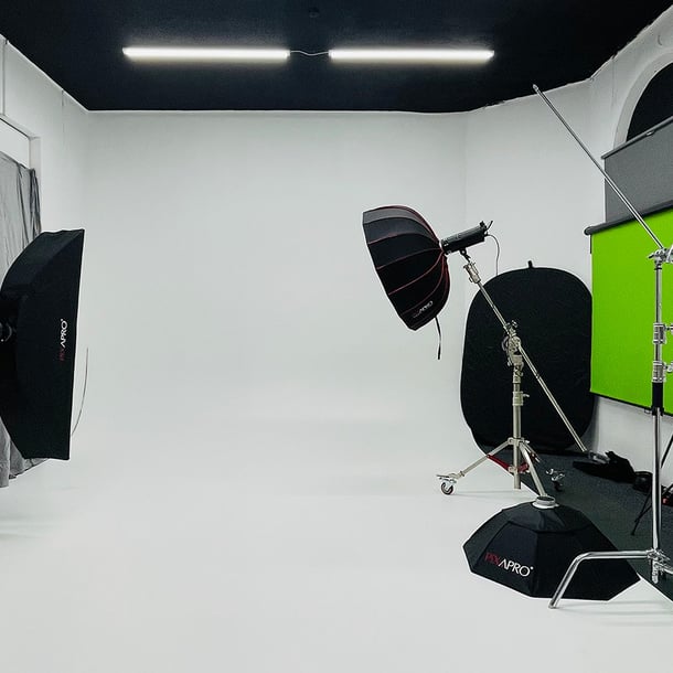 Photo Studio at Pixdora: versatile setup with white backdrop for dynamic content creation.