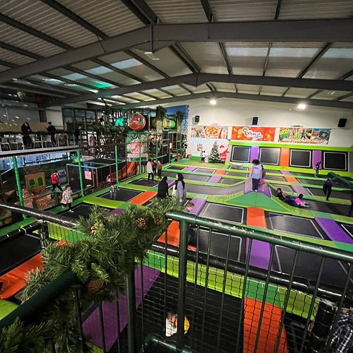 Vibrant indoor trampoline park for team-building and family gatherings.