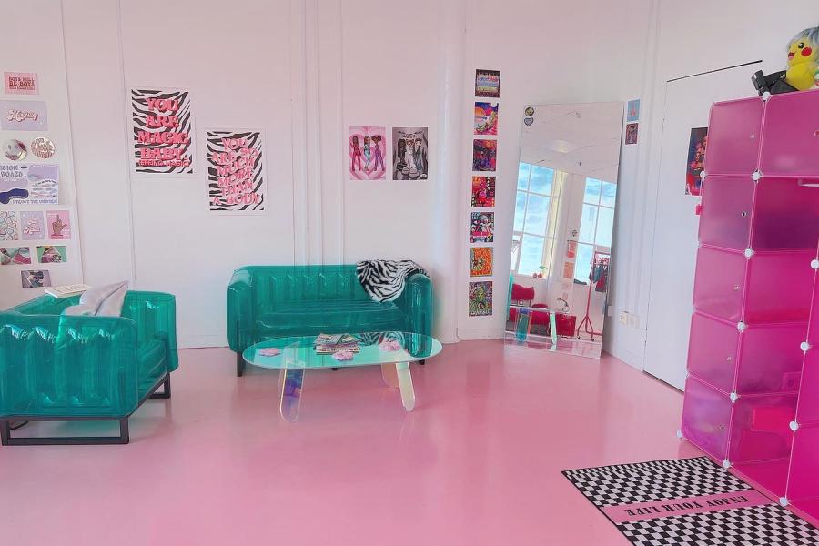 Vibrant photography studio in Montrose for creative meetings and team-building events.