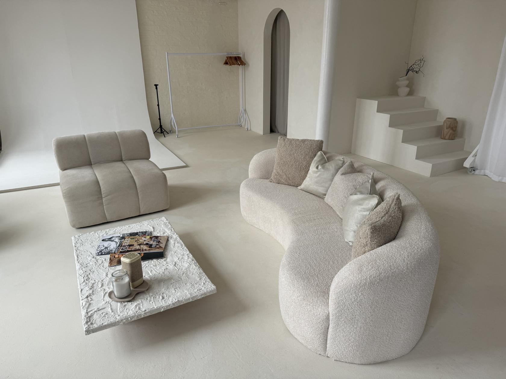 Minimalistic meeting room at Montrose Studios, perfect for workshops and brainstorming sessions.