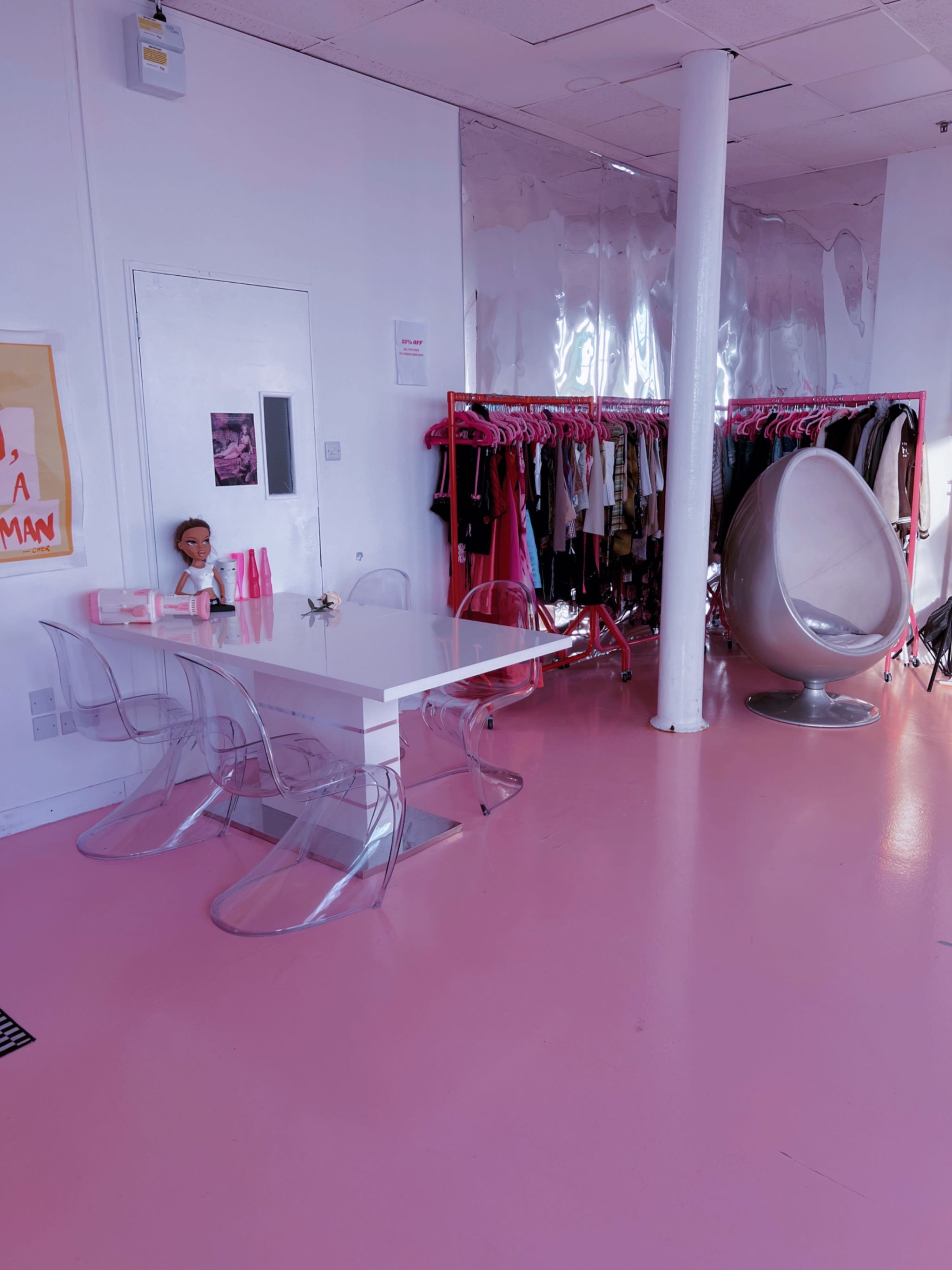 Vibrant Indigo Dreams Studio with pink decor, perfect for creative meetings and intimate events.
