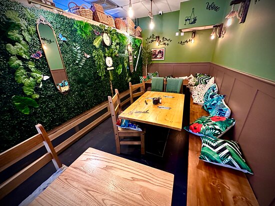 Cozy meeting space in Vine Inn with wooden tables, ideal for casual events and brainstorming.