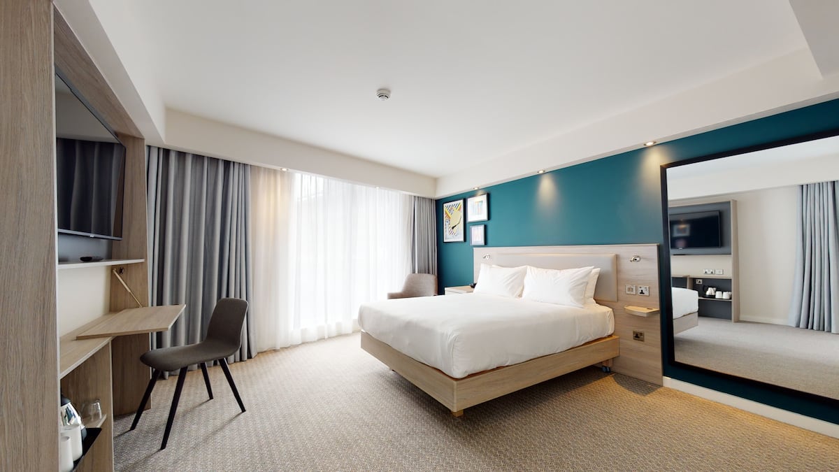 Modern hotel suite in Hampton by Hilton Manchester, perfect for event professionals.
