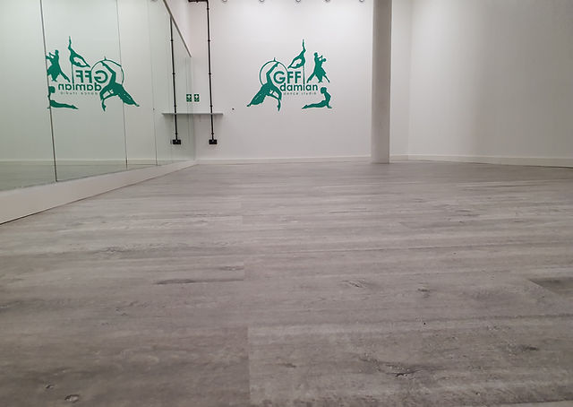 Versatile GFFDamian Dance Studio with mirrored wall, perfect for workshops and fitness classes.
