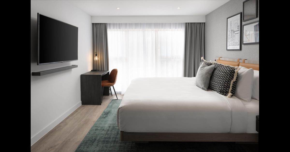 Modern hotel suite with king-sized bed at Residence Inn Manchester Piccadilly for events.