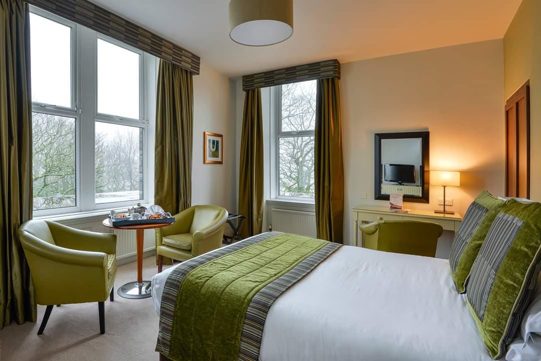 Modern hotel room at Pickwick Bistro, perfect for business travelers and events.