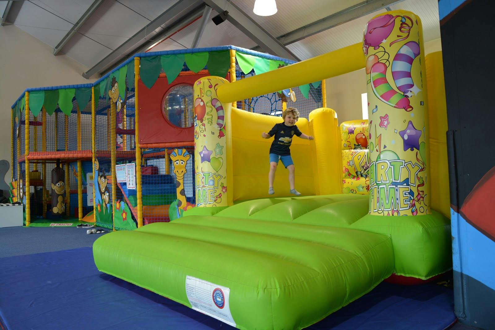 Colorful indoor play area with bouncy castle, ideal for children’s birthday parties.