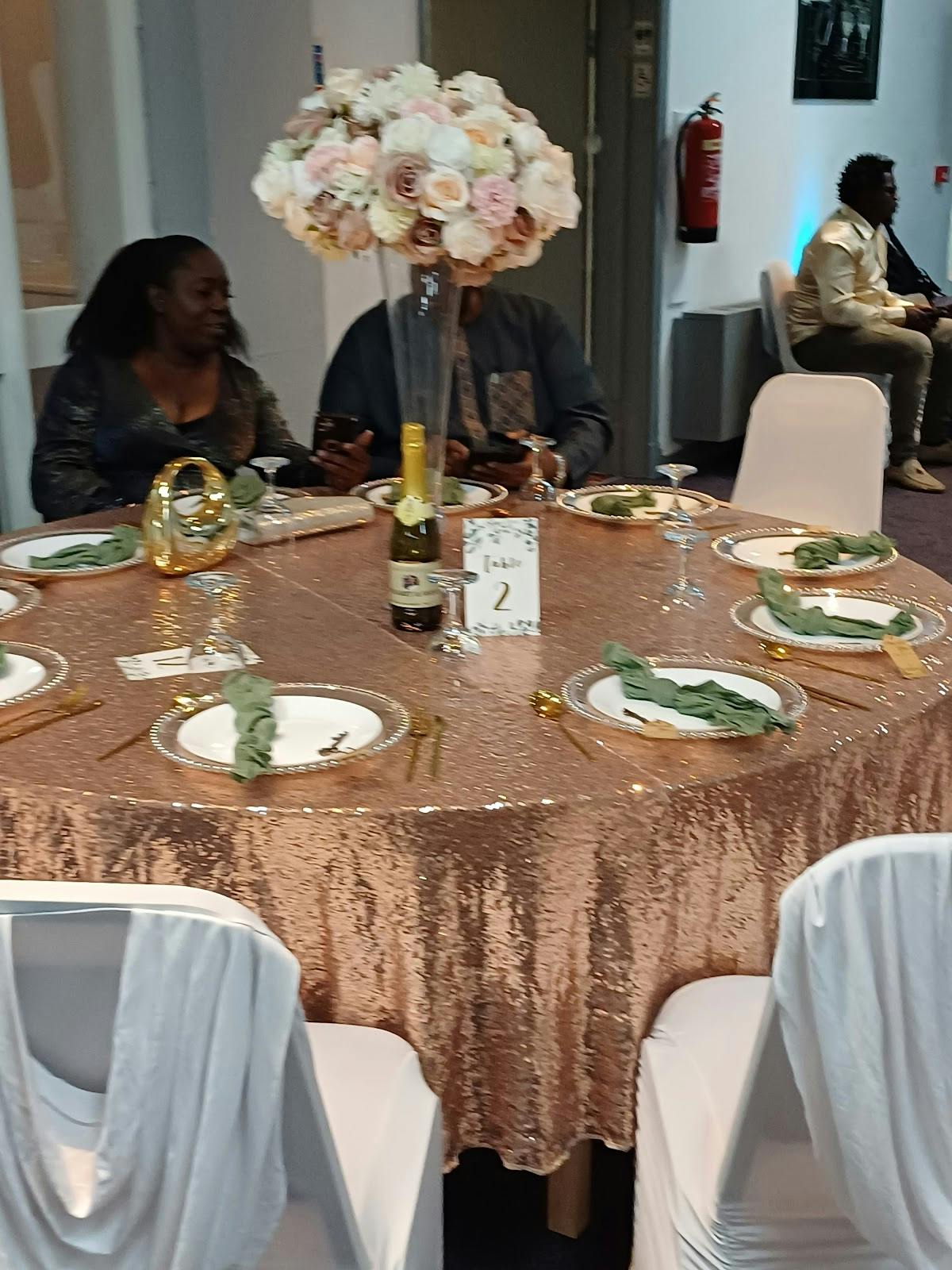 Elegant banquet table in rose gold, perfect for weddings and upscale events.