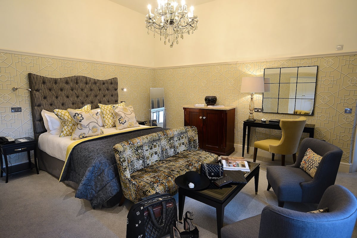 Windsor Suite at Stanley House: elegant hotel room for small meetings and retreats.