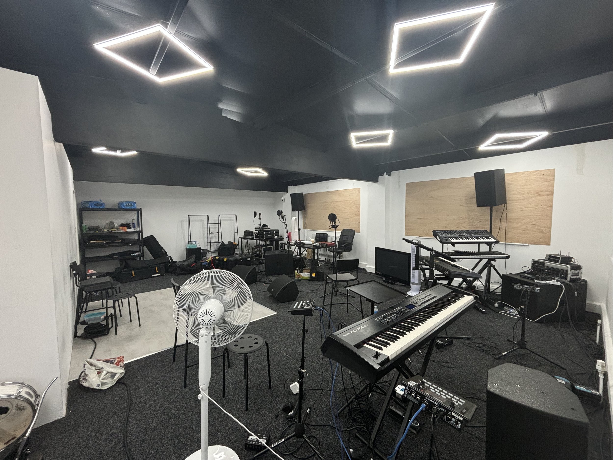 Elm Studios rehearsal space with minimalist design, ideal for creative events and gatherings.