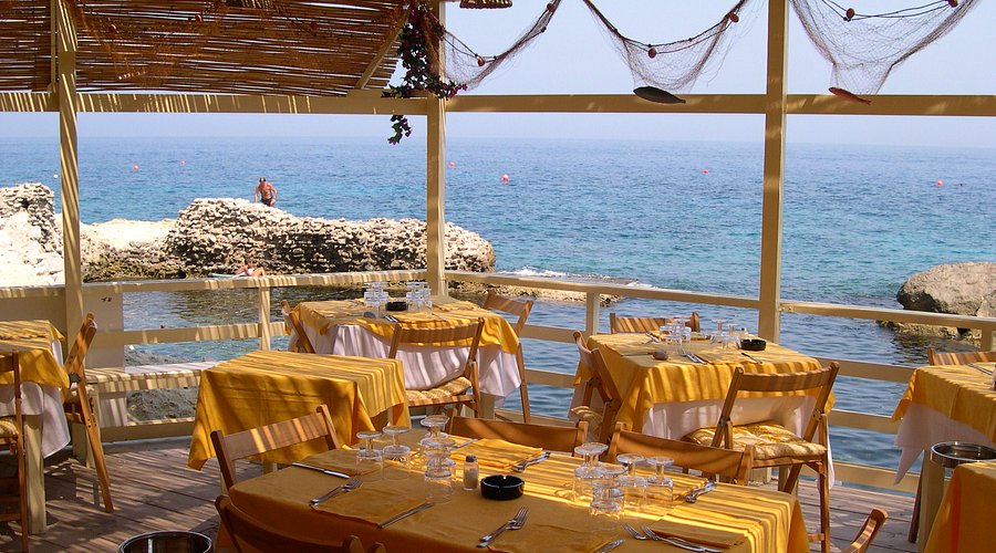 Charming seaside dining at Bagni Tiberio, perfect for sunset receptions and gatherings.