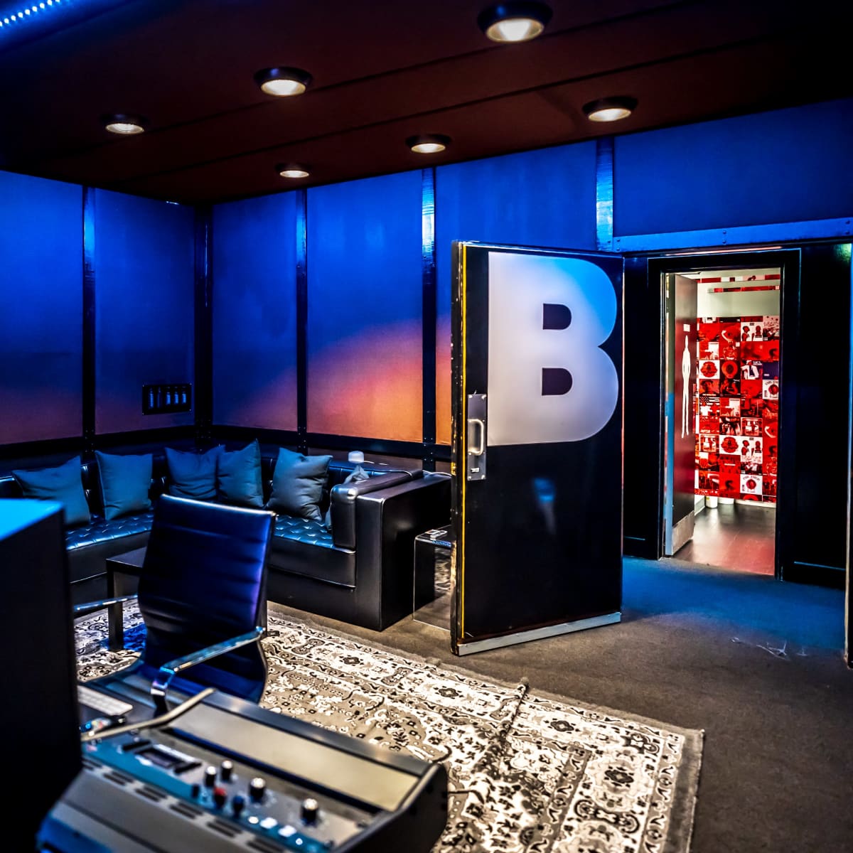 Main Studio at Red Gate Recorders: sleek lounge for collaborative meetings and workshops.