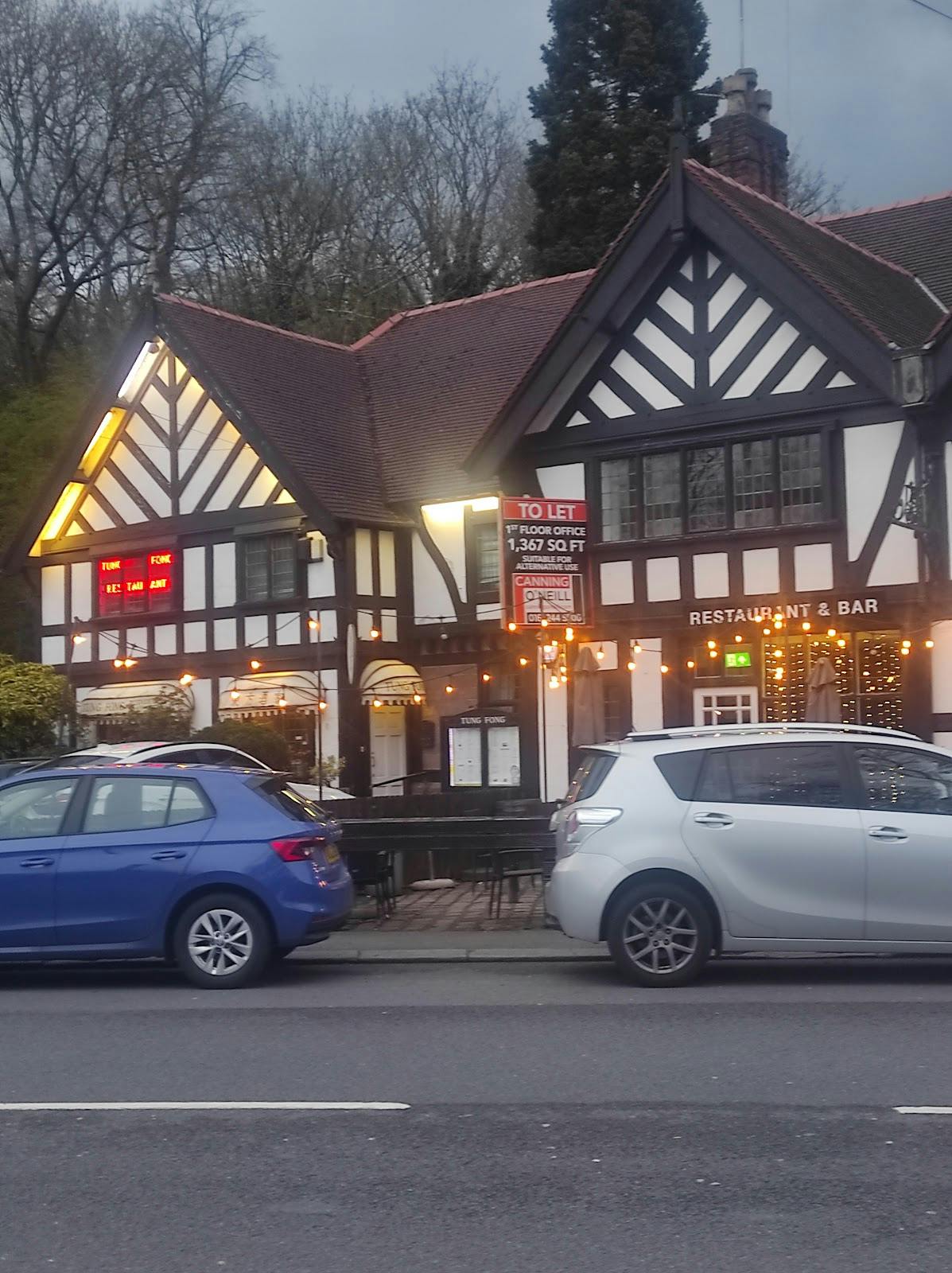 The Delph Restaurant & Bar - >Wojciech Ciechonski</a>