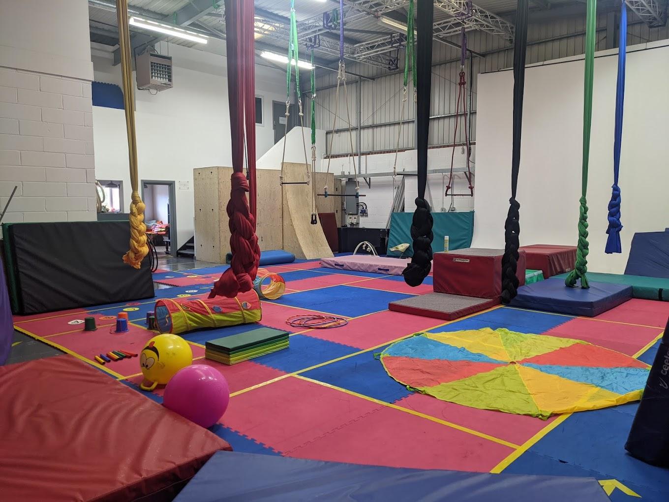 Acrobalance session in vibrant indoor space ideal for team-building and active workshops.