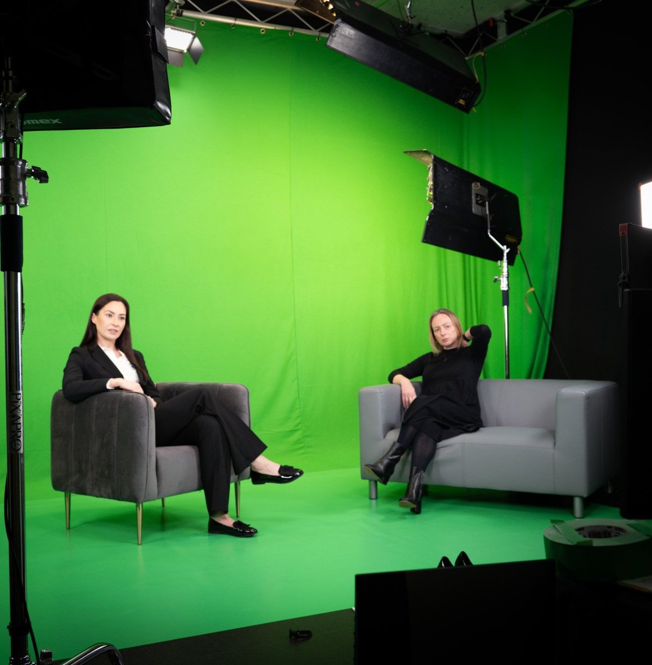 Virtual event studio with green screen, ideal for panel discussions and presentations.