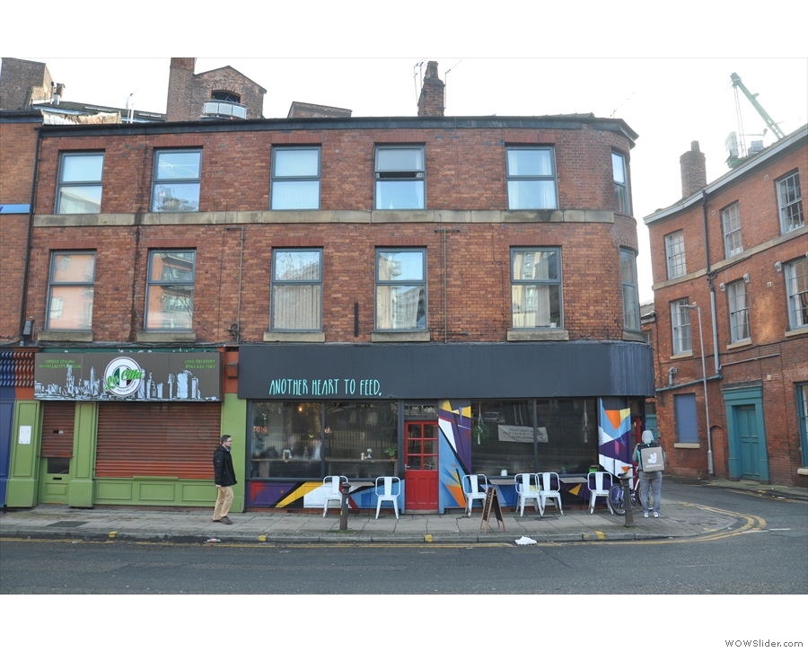 Vibrant brunch restaurant exterior, ideal for informal meetings and creative workshops.