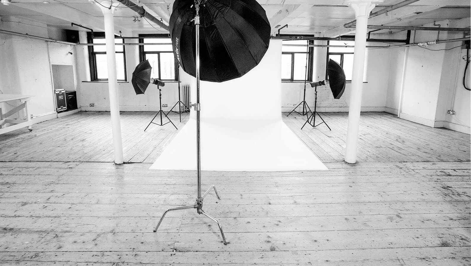 Minimal studio event space with clean backdrop, perfect for meetings and photo shoots.