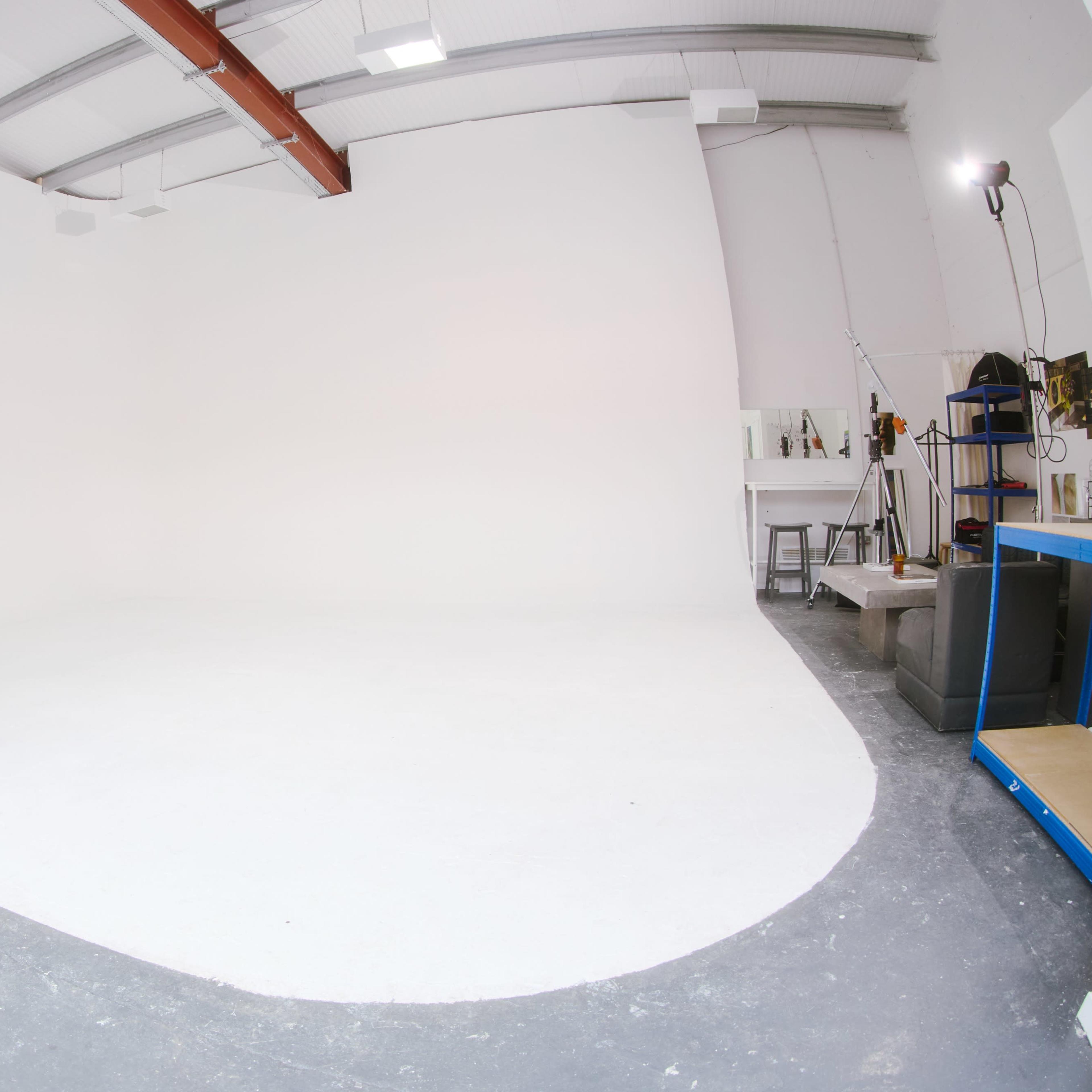 Minimalist photography studio setup ideal for meetings and hybrid events.