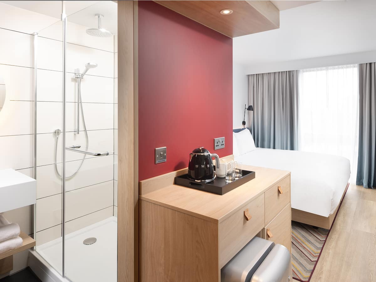 Modern meeting room in Hampton by Hilton Rochdale, ideal for business events and productivity.