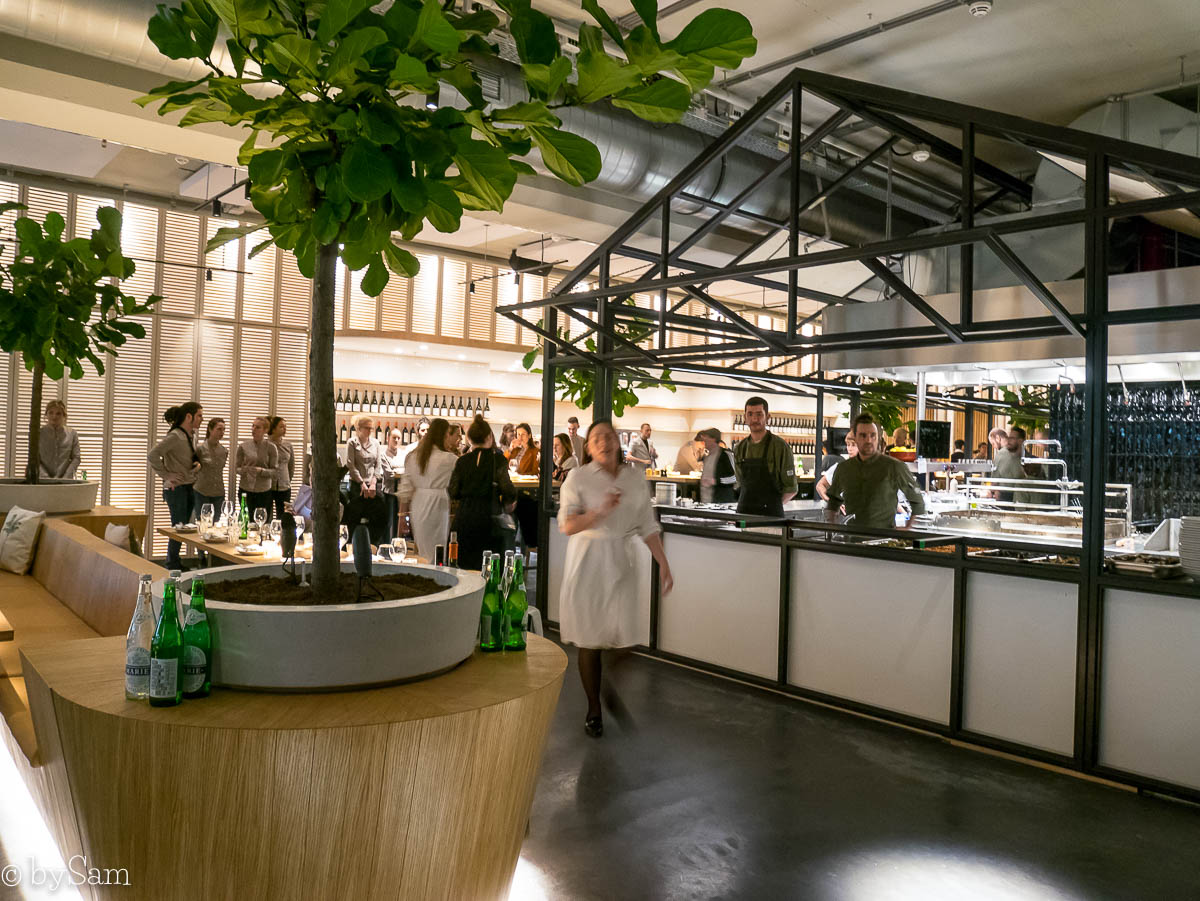 Cocktail bar in NENI Amsterdam, modern venue with lush greenery for events.